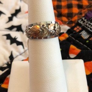 Black hills gold and silver ring 55
